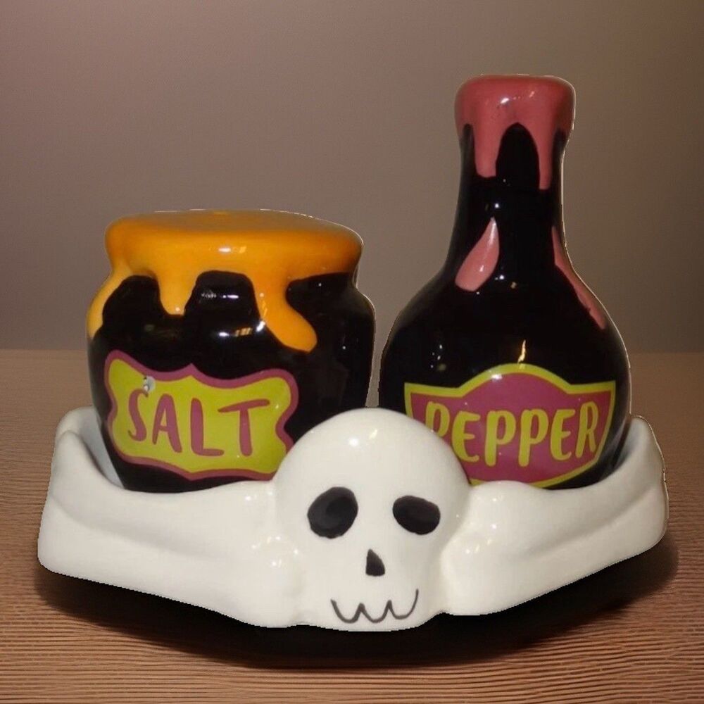 Publix Halloween Ceramic Salt and Pepper Shakers Set w/Ghost Dish NEW